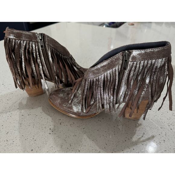 Ariat Unbridled Silver Metallic Fringe Booties Woman’s Size 8.5 - Picture 6 of 9